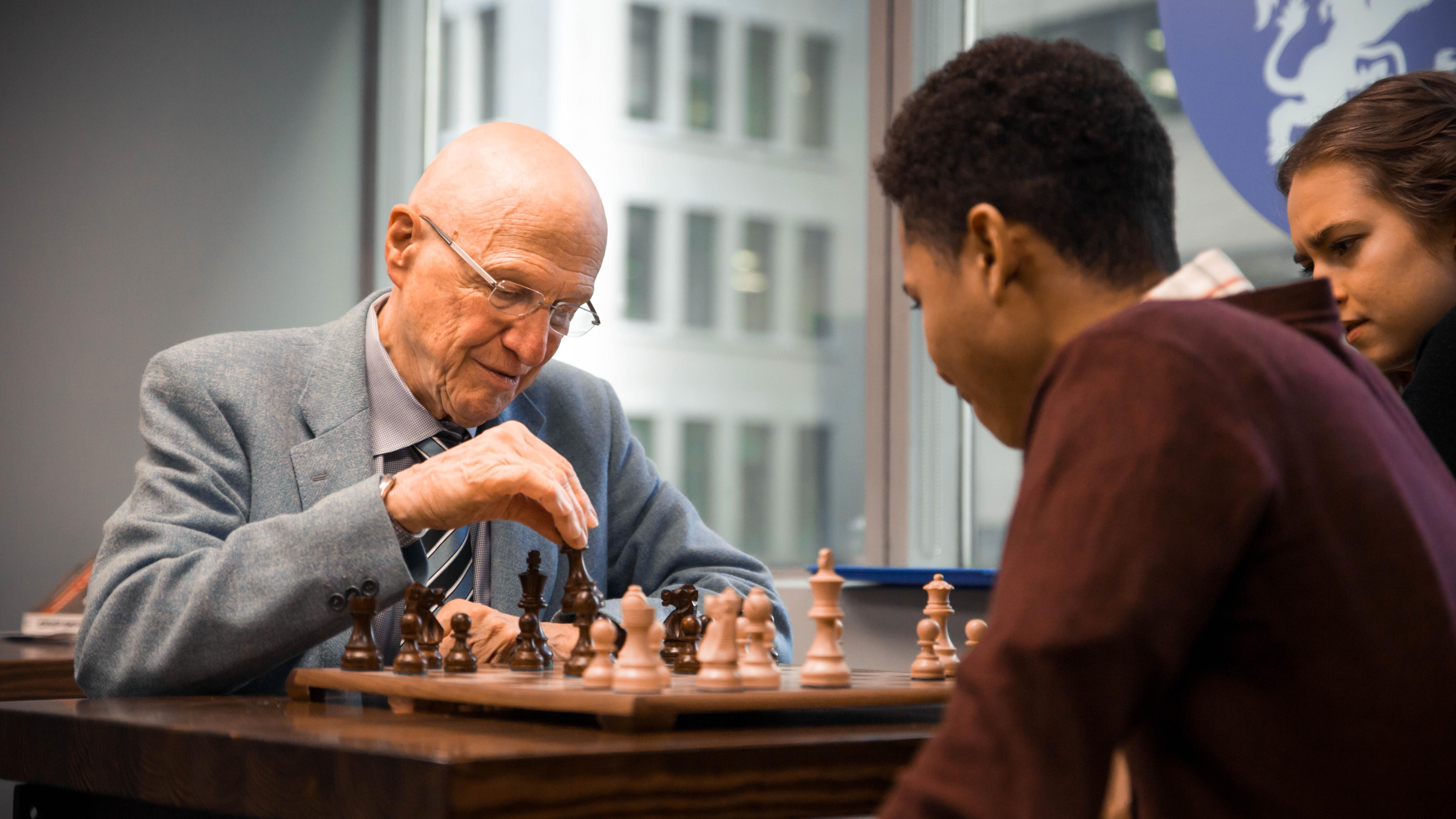 Dr. 克雷夫特和学生下棋